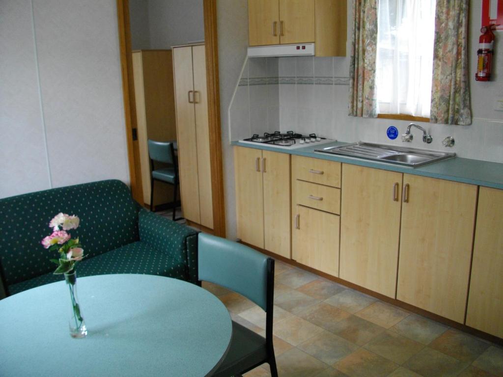 Dapur atau dapur kecil di Prom Central Caravan Park