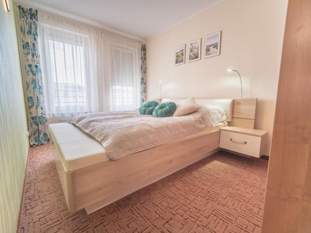 Posteľ alebo postele v izbe v ubytovaní Moya Bay Apartament