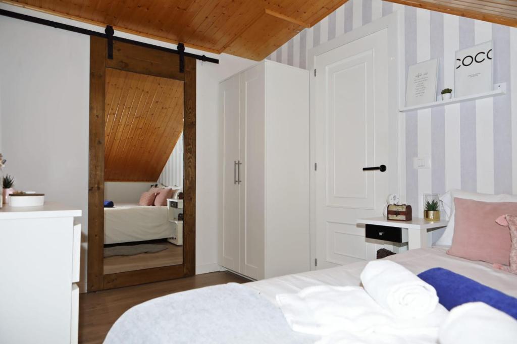 Posteľ alebo postele v izbe v ubytovaní AGRADABLE CASA CON PISCINA EN GONDOMAR(VAL MIÑOR)