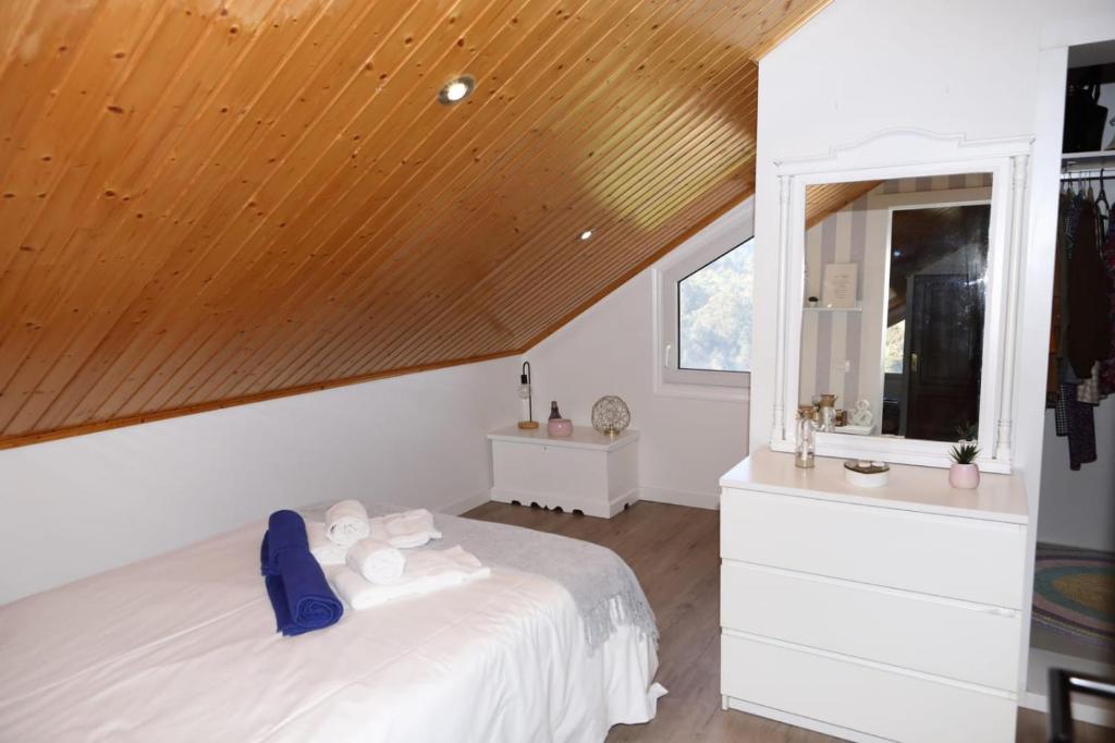 Posteľ alebo postele v izbe v ubytovaní AGRADABLE CASA CON PISCINA EN GONDOMAR(VAL MIÑOR)