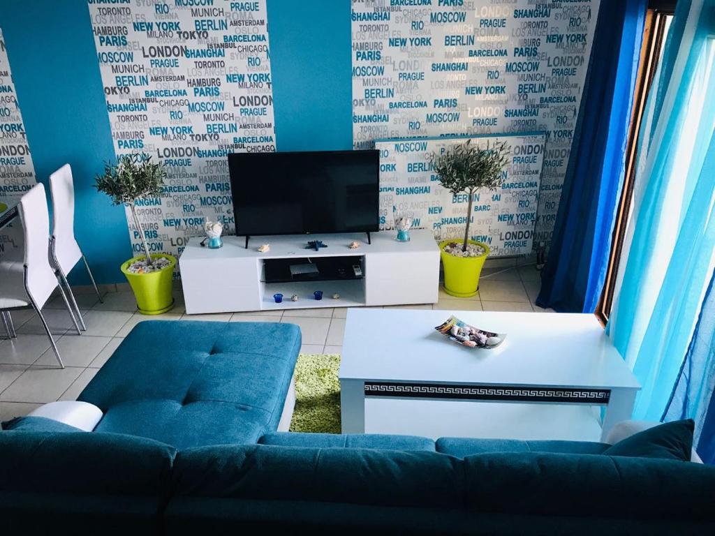 Televízia a/alebo spoločenská miestnosť v ubytovaní THE VIEW APARTMENT KAVALA