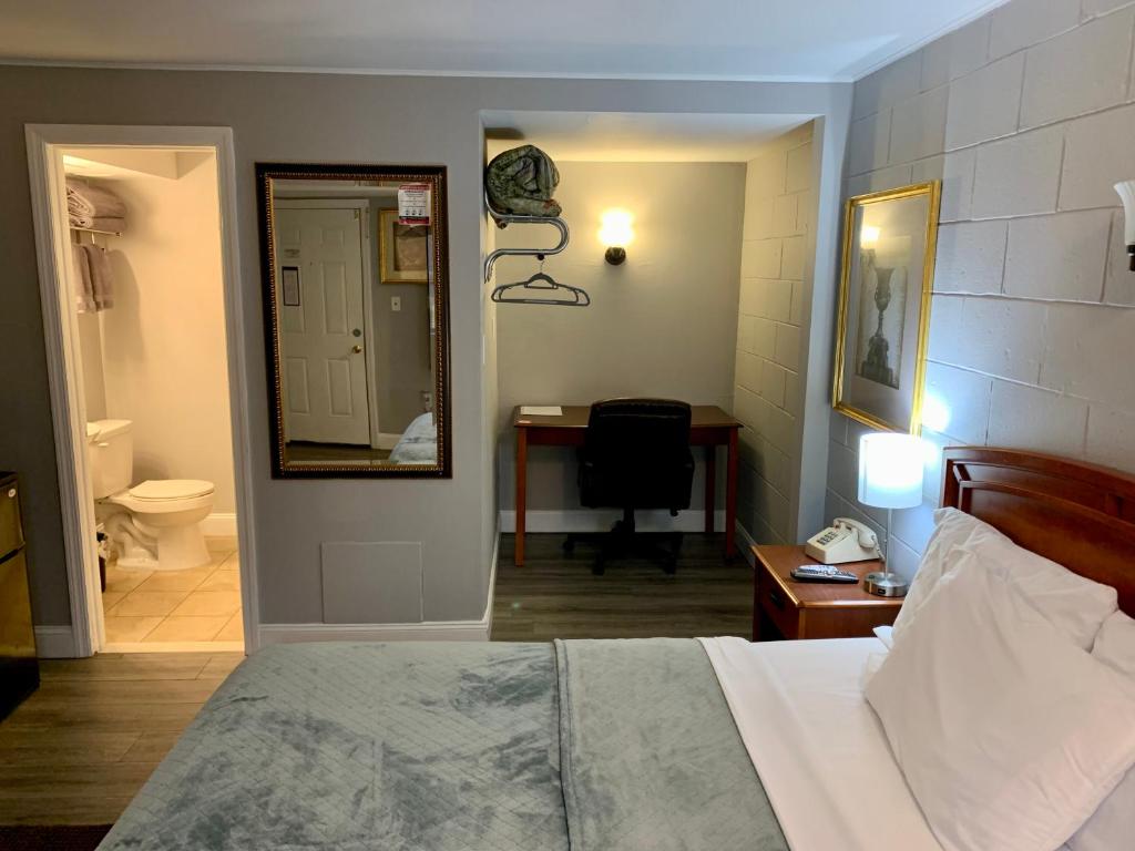 Postel nebo postele na pokoji v ubytování Hill Top Motel