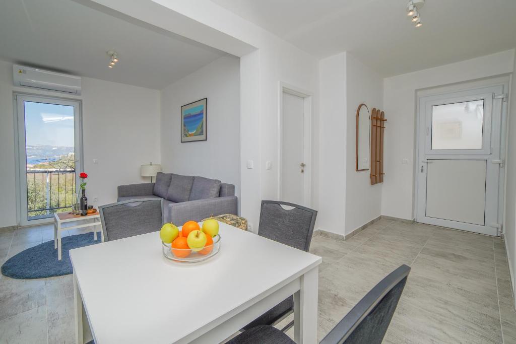 Gustav - Superior sea, bay & mountain view apartment