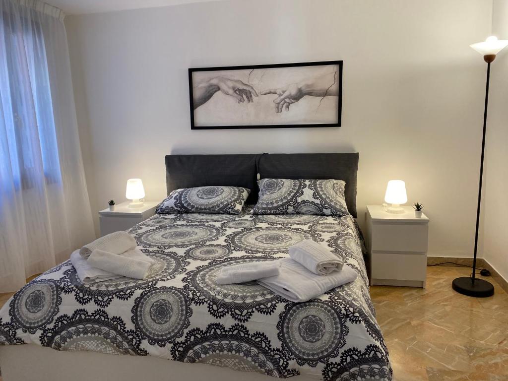 - une chambre avec un lit et 2 serviettes dans l'établissement Casa di Angela, à Chioggia