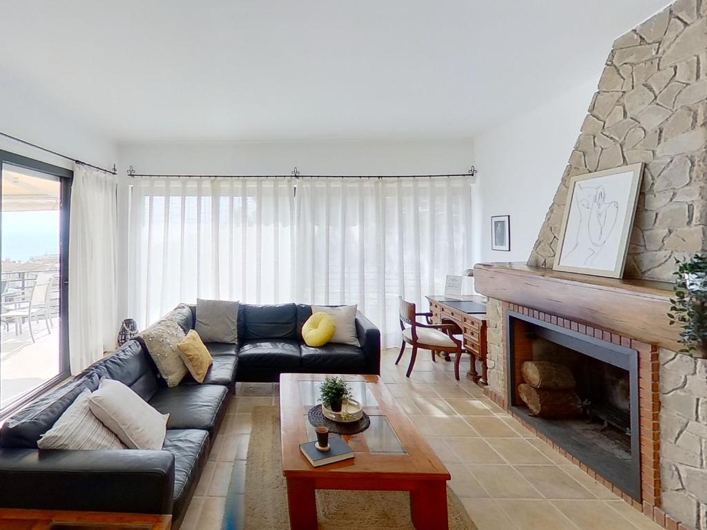 uma sala de estar com um sofá e uma lareira em PREMIUM HABITAT DEL CALLAO em Caldes d'Estrac