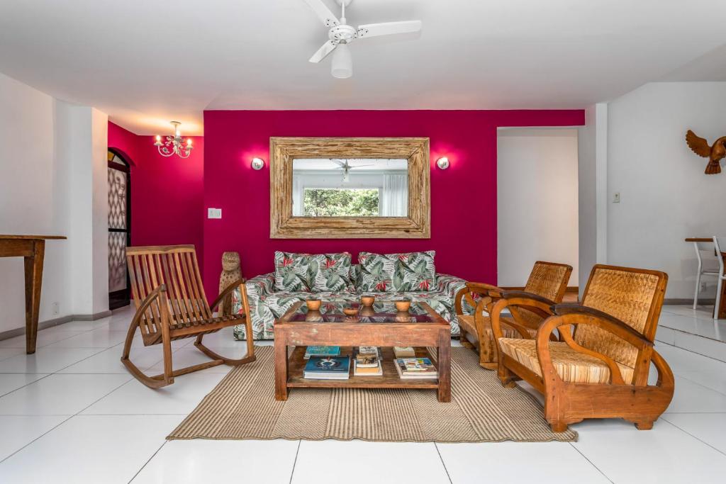 sala de estar con sofá, sillas y mesa en Unhotel - Maravilhosa Cobertura em Copacabana - Aluguel de Temporada Perto da Praia, en Río de Janeiro