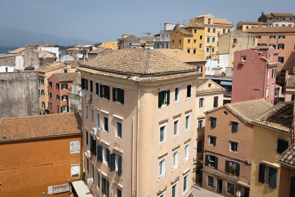 Nespecifikovaný výhled na destinaci Korfu nebo výhled na město při pohledu z apartmánu