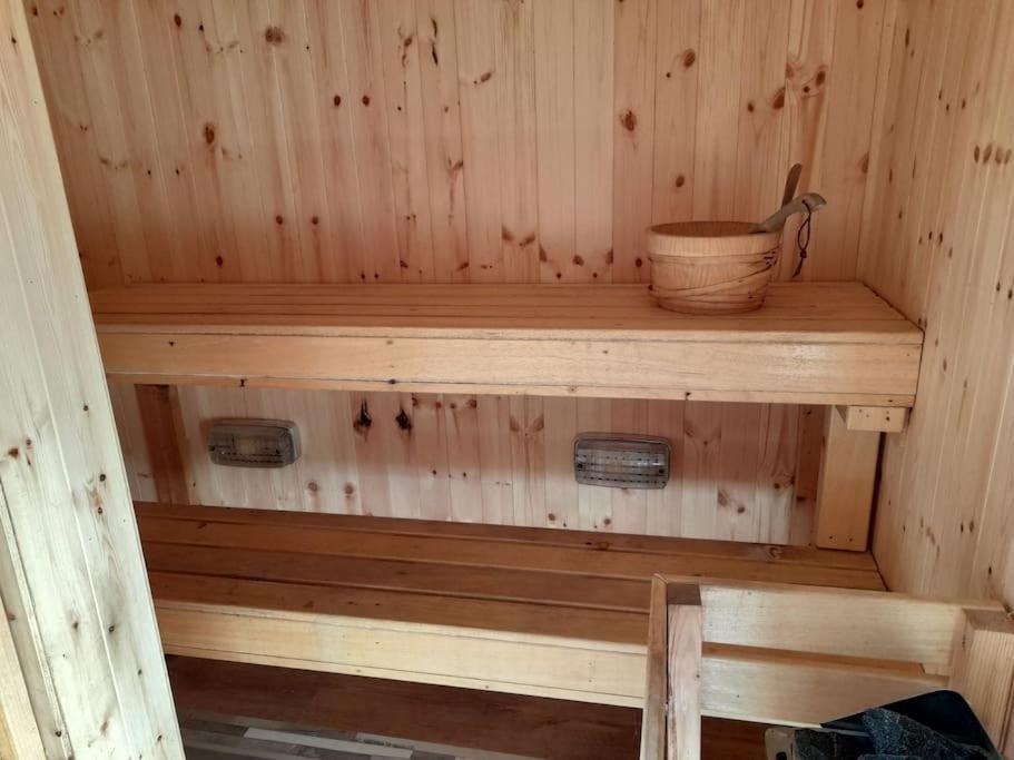 Fotografie z fotogalerie ubytování Delightful Studio Log Cabin , with Sauna v destinaci Coolnacon