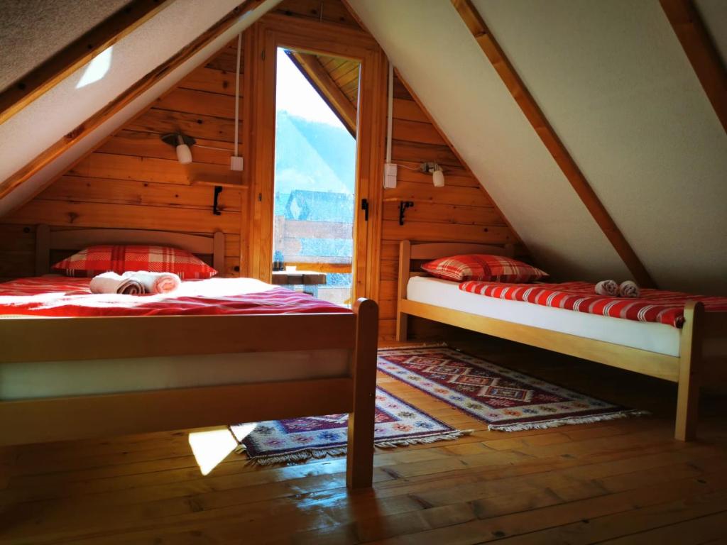 sypialnia z 2 łóżkami na poddaszu w obiekcie Wooden House "Una" w mieście Kulen Vakuf