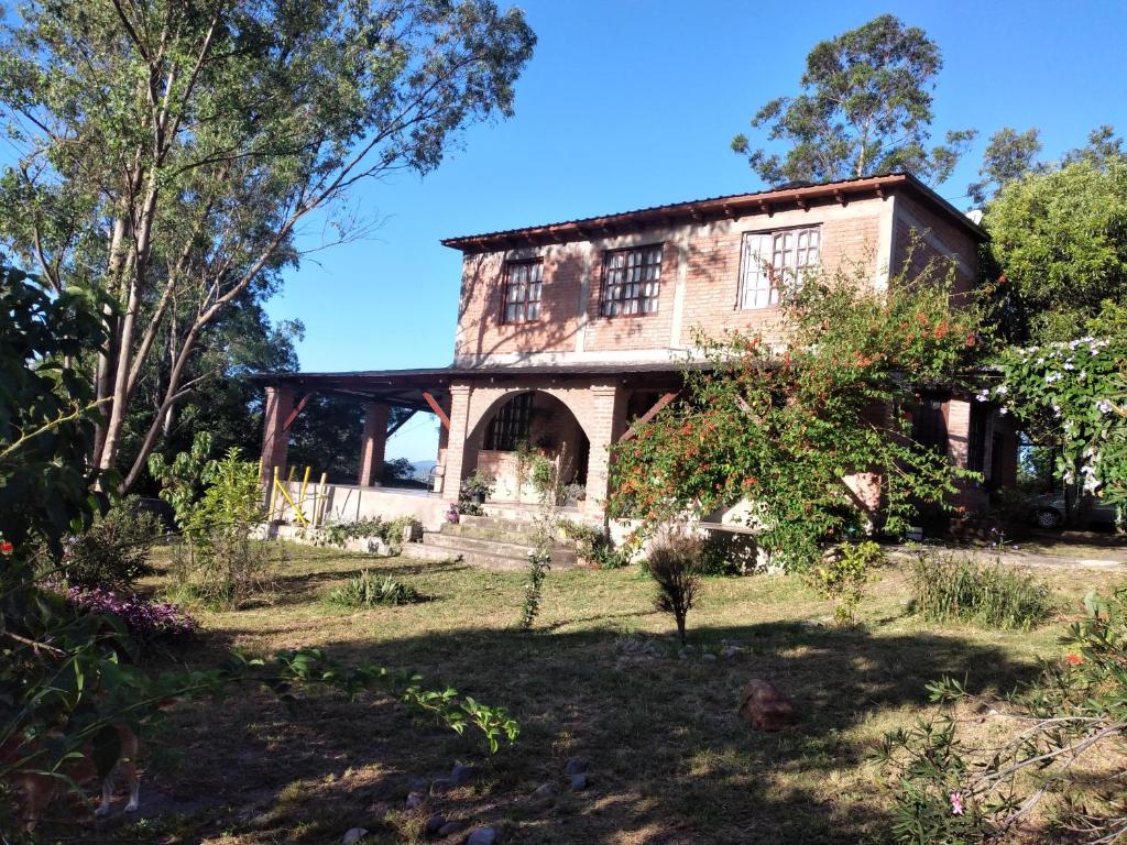 uma casa antiga no jardim em CASABLANCA em El Ceibal