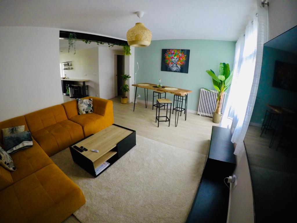 un soggiorno con divano e tavolo di Charming & cosy rooms Nantes (chambres chez l'habitant) a Nantes