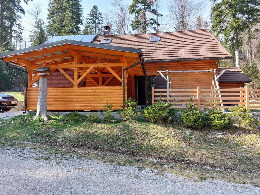 Cabaña de madera con porche y techo en Holiday home Polsak en Planina