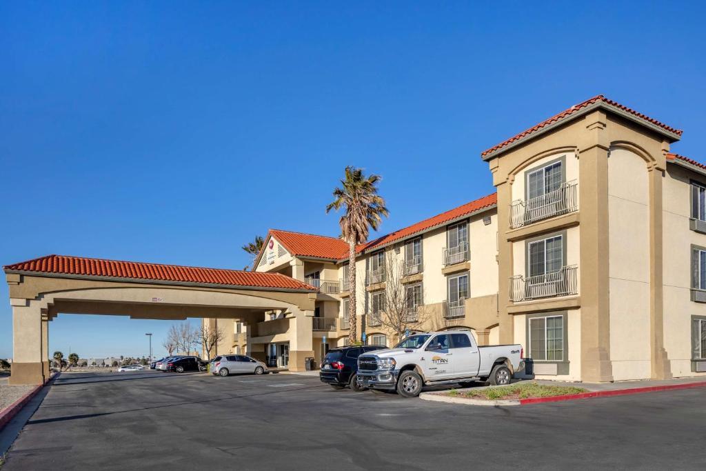 um camião branco estacionado em frente a um edifício em Best Western Plus John Jay Inn & Suites em Palmdale