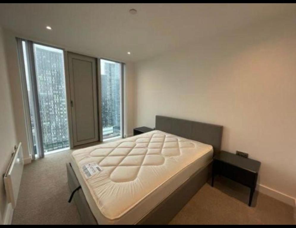 A bed or beds in a room at Brand New Luxury Manchester City Centre 2 Bed Apartment Skyline Views