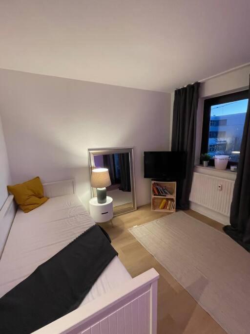 מיטה או מיטות בחדר ב-Schickes Apartment mit Balkon in Düsseldorf