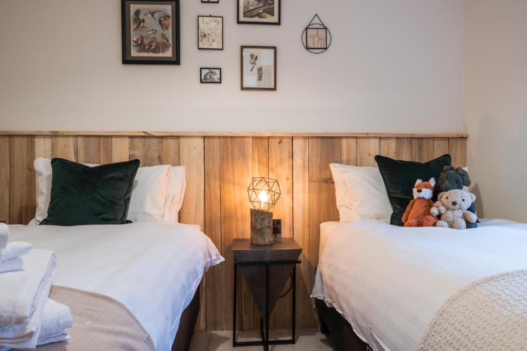 Postel nebo postele na pokoji v ubytování Drumhierny Woodland Hideaway