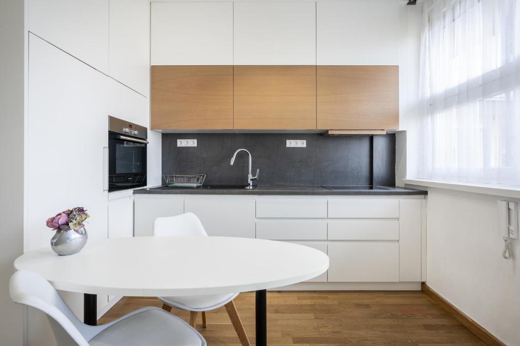 Kuchyňa alebo kuchynka v ubytovaní Amora Homes Breathless Basilica view elegant flat with balcony NEED RESERVATION X FREE PARKING