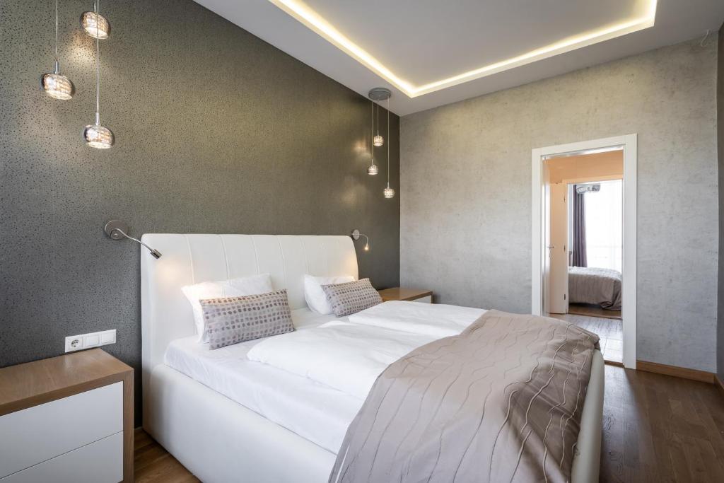 1 dormitorio con 1 cama blanca grande en una habitación en Breathless Basilika view elegant flat with balcony NEED RESERVATION X FREE PARKING en Budapest