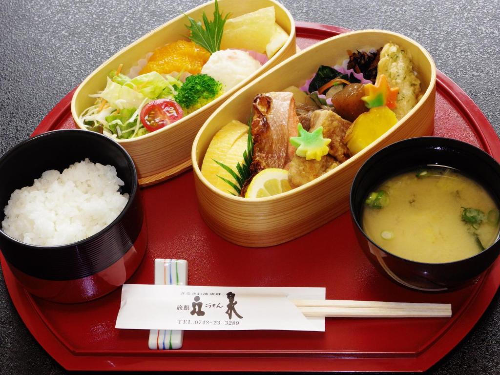 奈良的住宿－Ryokan Kosen Kazeya Group，红色的盘子,有三碗食物和米饭