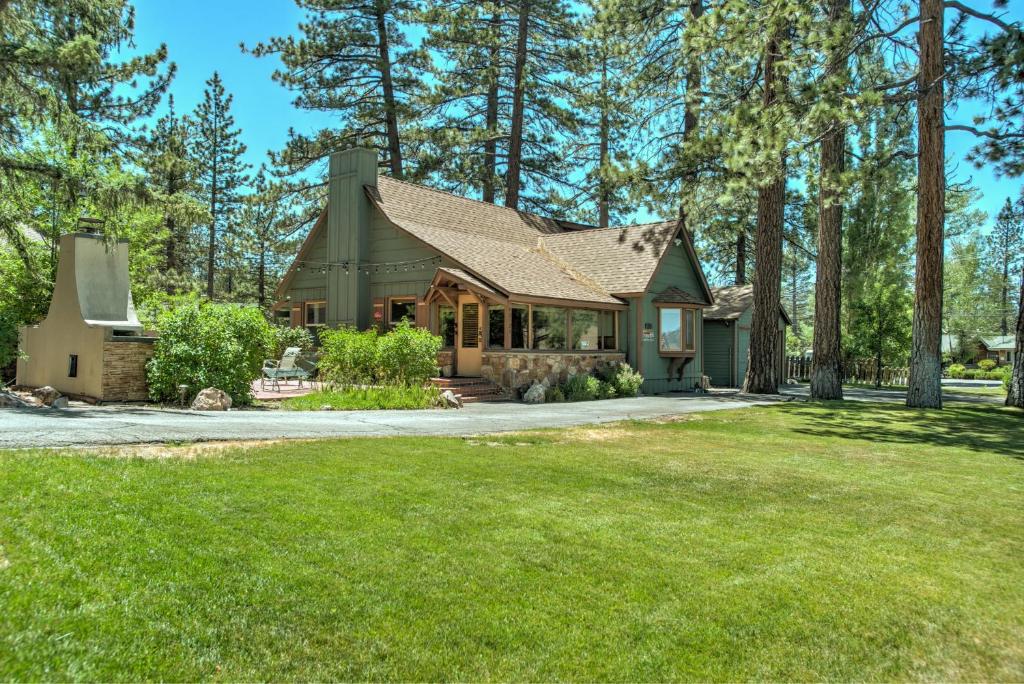 Vacation Home Camp Wood422 by Big Bear Vacations, Big Bear Lake, CA