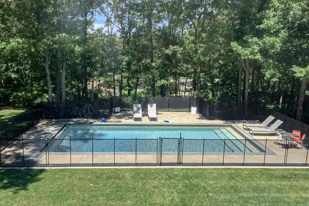 - une piscine dans une cour arborée dans l'établissement Hamptons Hideaway, à Hampton Bays
