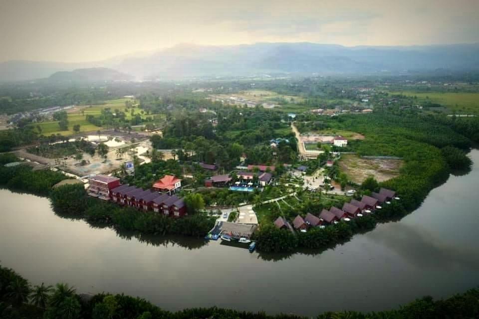 una vista aerea di un'isola in acqua di Lodge Moni Essara Kampot a Kampot