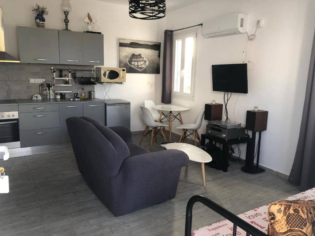 ミコノス・シティにあるGiannisasi Mykonos Apartmentのリビングルーム(ソファ付)、キッチン