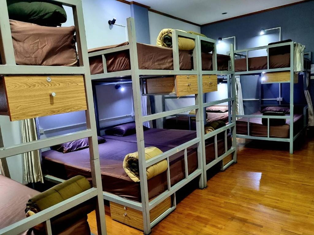 Palanda nebo palandy na pokoji v ubytování T2B Hostel