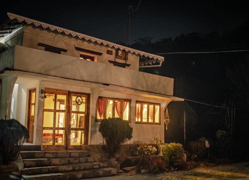 una casa por la noche con las luces encendidas en Quo Vadis Farm, en Māngwa