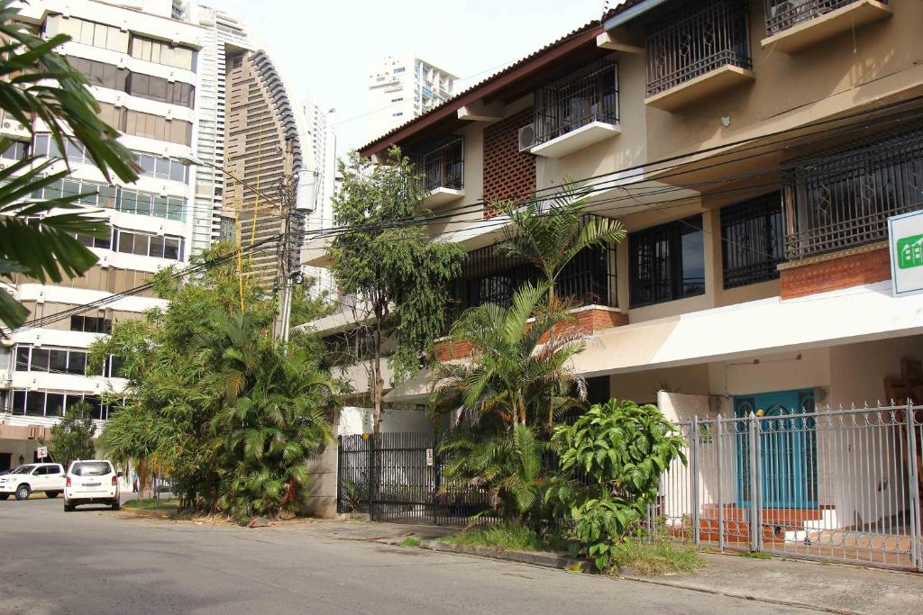 un edificio con árboles al lado de una calle en DUPLEXU PANAMA Homestay, en Panamá