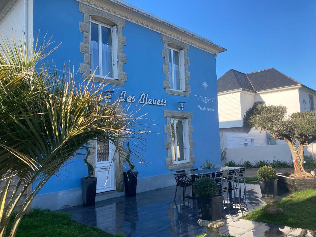 una casa azul con plantas delante en BEACH HOUSE VILLA LES BLEUETS en Le Pouldu