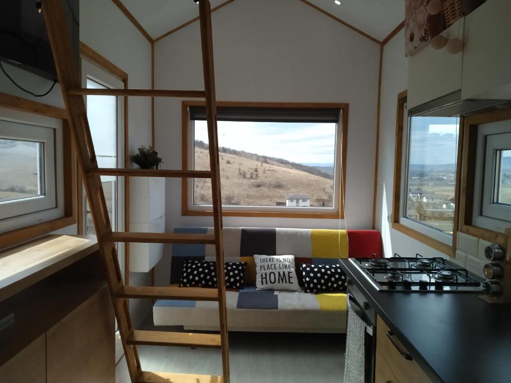 una habitación con una escalera en una casa pequeña en Tiny House Cluj with Jacuzzi, en Sînnicoară