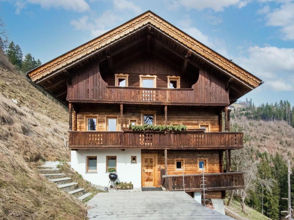 uma casa numa colina com uma fachada de madeira em Charming holiday home in Fügenberg with sauna em Fügenberg