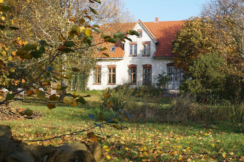 una casa blanca con techo rojo en un patio en Dorotheenhof, en Sankt Peter-Ording