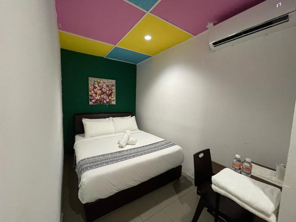 Postel nebo postele na pokoji v ubytování Cassia Inn Kuching