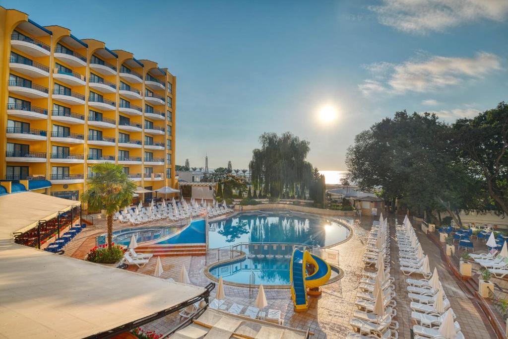 Bazén v ubytování GRIFID Arabella Hotel - Ultra All inclusive & Aquapark nebo v jeho okolí