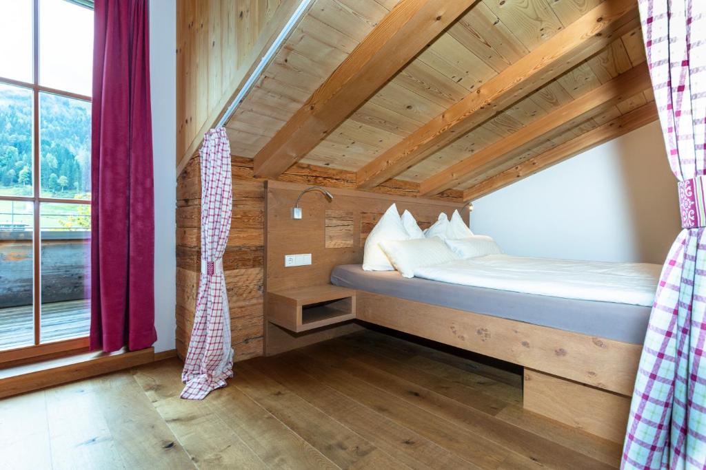 Postel nebo postele na pokoji v ubytování Brandstatthof Leogang