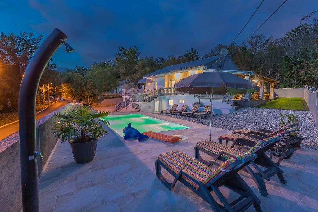 Bazén v ubytovaní Villa Manta Crikvenica alebo v jeho blízkosti