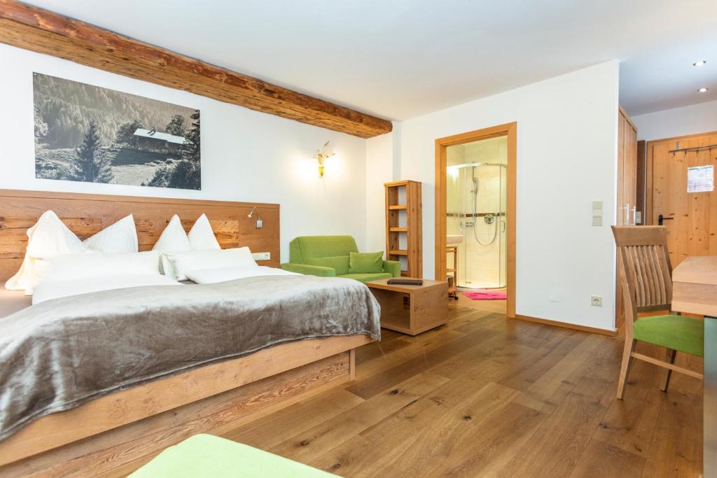 Postel nebo postele na pokoji v ubytování Brandstatthof Leogang