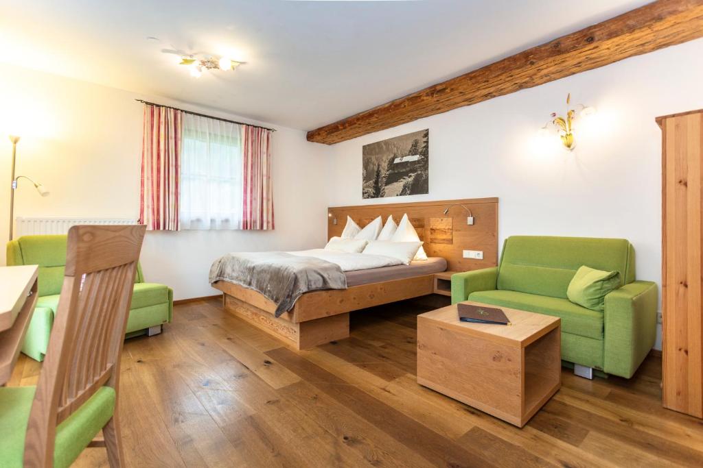 Postel nebo postele na pokoji v ubytování Brandstatthof Leogang