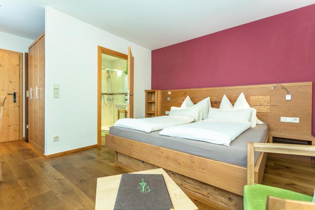 Postel nebo postele na pokoji v ubytování Brandstatthof Leogang