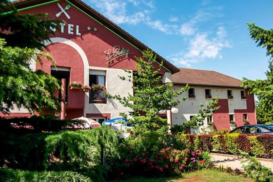 een rood-wit gebouw met auto's voor het gebouw bij Hôtel Restaurant le Privilège - authentic by balladins in Verdun-sur-Meuse