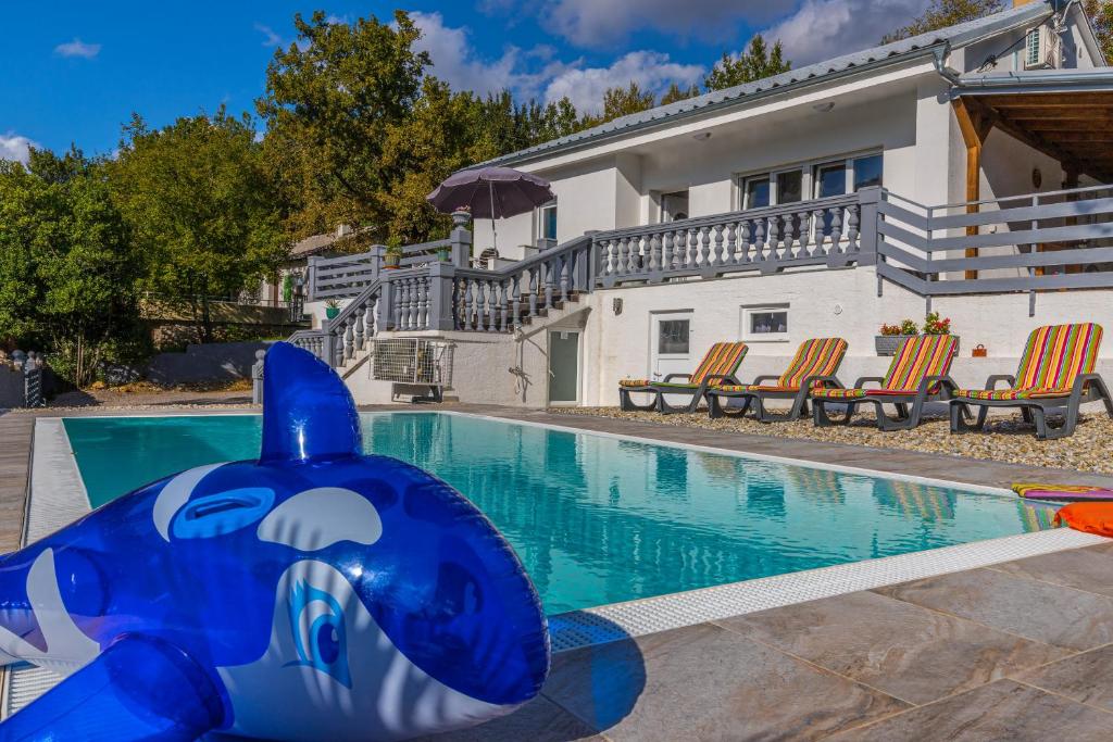Bazén v ubytovaní Villa Manta Crikvenica alebo v jeho blízkosti