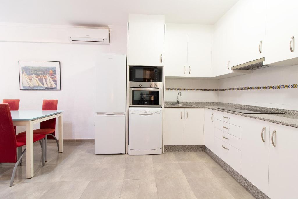 Kuchyňa alebo kuchynka v ubytovaní Global Properties, Apartamento 2 dormitorios en Canet d'en Berenguer