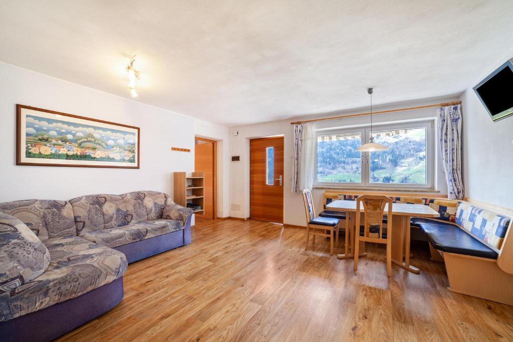 ein Wohnzimmer mit einem Sofa und einem Tisch in der Unterkunft Ferienwohnung Laugen in Saltaus