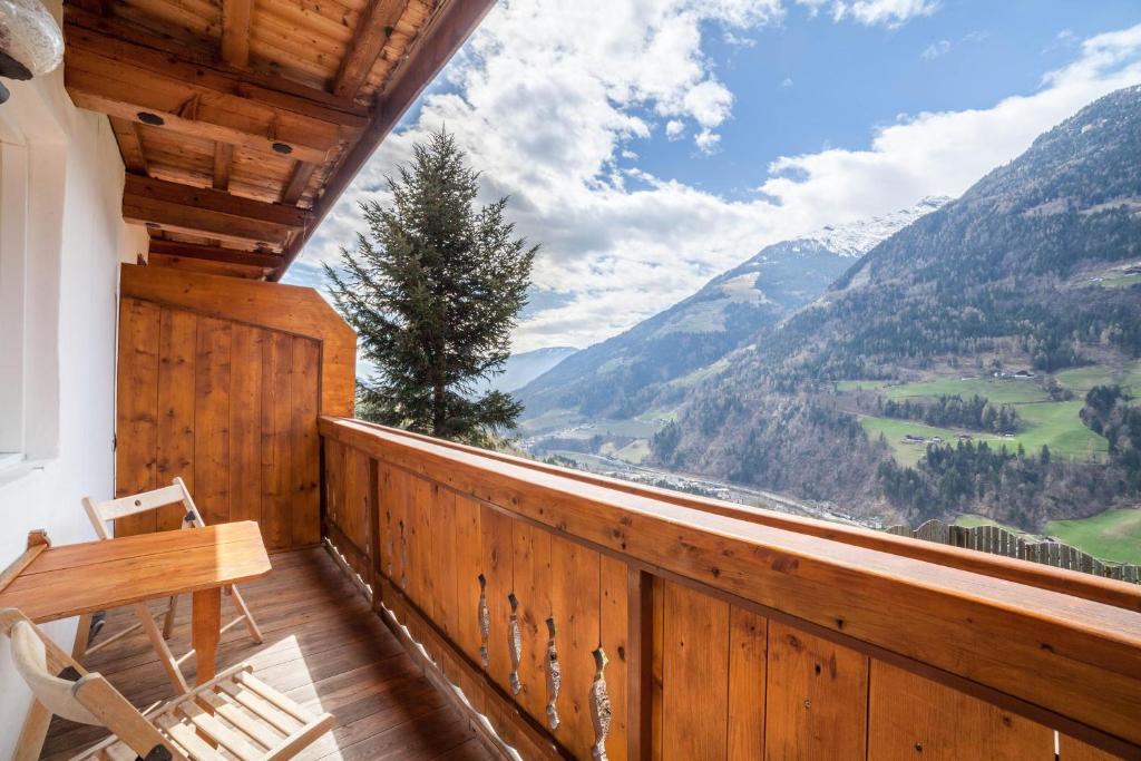 een balkon met een bank en uitzicht op de bergen bij Ferienwohnung Ortler in Saltusio