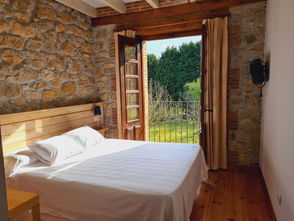 A bed or beds in a room at Hospederia Santillana