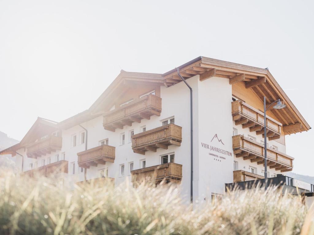 ein Hotel mit Balkonen an der Seite eines Gebäudes in der Unterkunft Hotel Vier Jahreszeiten by VAYA in Kaprun