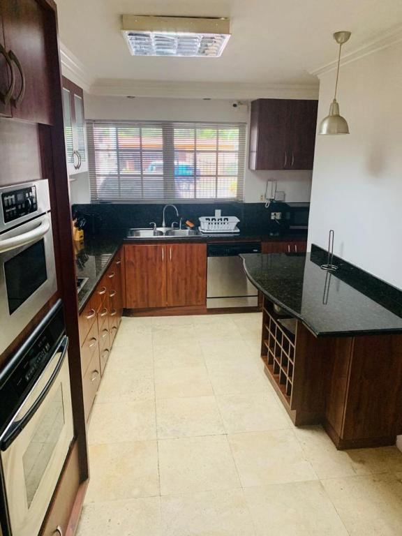 Kuchyň nebo kuchyňský kout v ubytování Casa Duplex Privada con Piscina