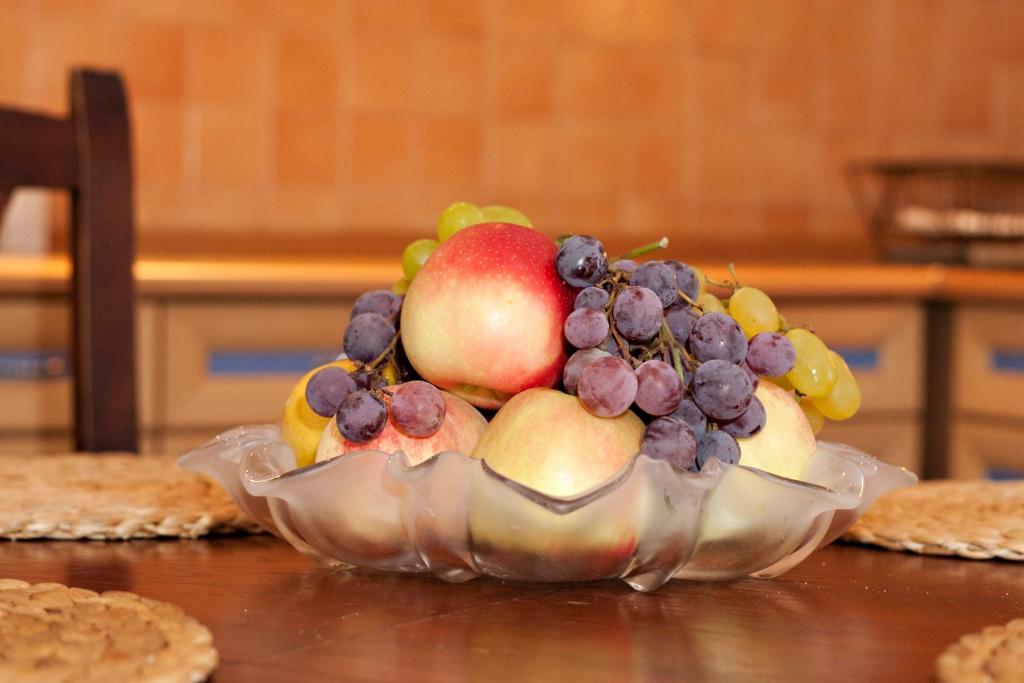 eine Schale mit Obst auf einem Tisch in der Unterkunft Liana-Luxury And Central Flat in Budapest